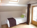 Notre chambre familiale est tr�s spacieuse avec 35 m�, vous y appr�cierez le confort de la literie et la d�coration soign�e et contemporaine.