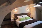 Chambre familiale "Arbre de Jud�e" de 4 personnes: De 100 � 110 &euro; TTC selon la saison.
Elle est �quip�e d