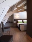 La chambre Arbre de Jud�e est accessible par un escalier en pierre ext�rieur. De cette chambre, la vue donne sur les vignes et sur le pr� avec le cheval.