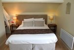 La chambre B�gonia de 18 m� est accessible par un escalier en pierre ext�rieur.
La literie est tr�s confortable. le lit mesure 1m60 par 2m.
La chambre est �quip�e d