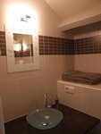 Le salle de bain est �quip�e de grandes serviettes de bain, coton tige, savon, s�che cheveux.