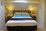 Chambre "Tulipier" pour famille avec un enfant. De 83 &euro; � 93 &euro; avec les petits d�jeuners inclus.
Cette chambre au d�cor �pur� est accessible par la salle des petits d�jeuners. C