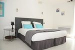 La chambre "Magnolia" de 2 personnes : De
78 &euro; � 88 &euro;. Elle est tr�s spacieuse avec 22.40 m�. Sa clart�, son ambiance zen vous permettra de passer un s�jour de bien �tre.