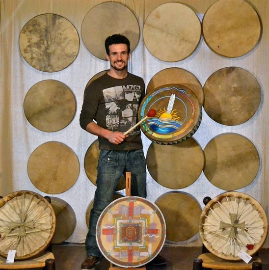 Julien Fihey, créateur des tambours Chacun Son Rythme sur lesquels je propose des peintures personnalisées sur commande.